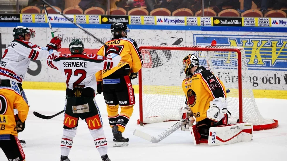 AVGÖR. Ett mållöst Luleå föll 1.47 in i sudden death efter att Henrik Tömmernes prickat in pucken bakom Joel Lassinantti.