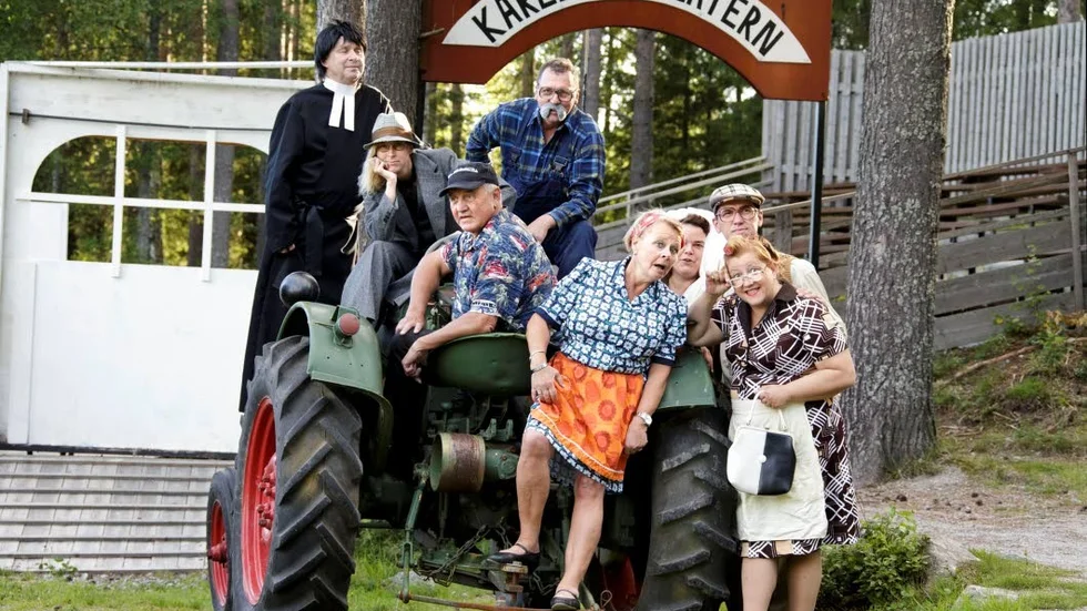 Kulturpris. Hushållningssällskapet tilldelar  Karlbergsteatern i Öjebyn Ragnar Lassinanttis kulturpris för den gärning där föreningen roat folk på patron Hedqvists gamla marker sedan 1995. Bilden från 2015 års uppsättning.