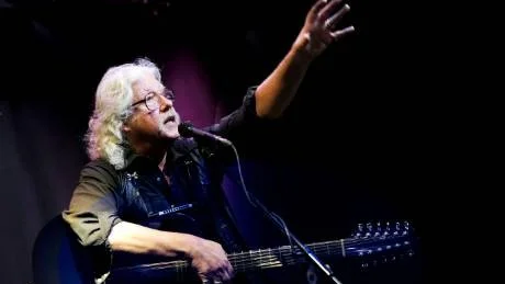 LEGENDARISKT. Kurirens Rolf Nilsén fick en exklusiv intervju med folksångaren Arlo Guthrie, som i veckan spelade på Krokodil (eller Crocodile) i Piteå. "Jag ska jag försöka komma tillbaka hit", säger Guthrie. Foto: Linda Wikström