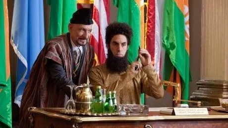 LARVIGT. Tamir (Ben Kingsley, till vänster) och Diktatorn i The dictator.