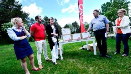RIKSDAGSLEDAMÖTER PÅ GRÖNBETE. Länets socialdemokratiska riksdagsledamöter firar sommarledighet. Från vänster Hannah Bergstedt, Fredrik Lundh Sammeli, Karin Åström, Leif Pettersson och Maria Stenberg. På bilden saknas Sven-Erik Bucht.