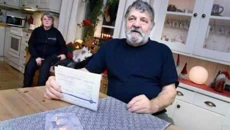 Birger Mukkavaara och hustrun Marita, menar att man borde utveckla Kalix sjukhus istället för att avveckla. "Sjukresorna kostar stora pengar och patienterna får lida", säger han.