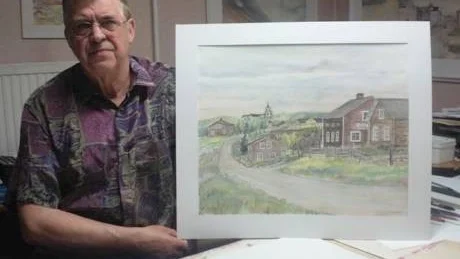 Orvo Hannlöv visar upp en av sina tavlor. Här är vägen som då var huvudled upp mot Korsträsk på 1940-talet.