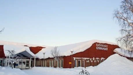 KALLT ÄVEN INNE. Delar av undervisningen på Björknäsgymnasiet avbröts på måndagseftermiddagen på grund av att temperaturen inte ansågs komfortabel.