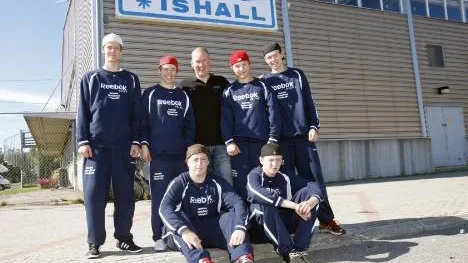 Det är fem Piteåspelare i årets TV-pucklag. Från vänster: Anton Bergman, Alexander Forsberg, tränaren Stefan "Skuggan" Nilsson, Markus Magusson och Erik Wikgren. Sittande från vänster: Jonathan Tordhall och älvsbyspelaren Andreas Grahn.