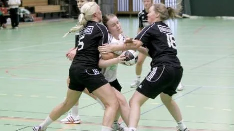 Tvärstopp. Victoria Hedqvist och Agnes Källman i Lillpite hjälps åt i försvaret i division 1-matchen mot Strömnäs. Det var i höstas. Nu möts lagen igen, och det kan vara sista derbyt.
