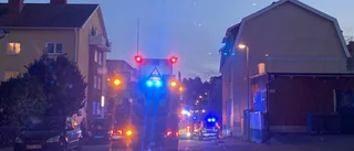 Skulle kontrolleras – personbil körde in i husvägg