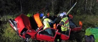 Tre till sjukhus efter krock