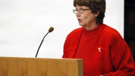 Folkpartiets Inger Lundberg vill ha svar på hur det blir med gymnastikgymnasiet i Älvsbyn. "Jag anser att det är en framtidsfråga för hela kommunen, inte bara för gymnasiet", säger hon.