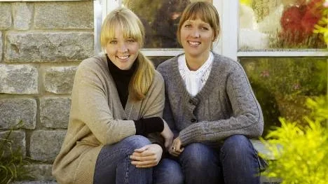 Carina och Ulrika Brydling är uppvuxna i skog och vid sjöar. För dem är det lika naturligt att jaga älg som att driva gourmetrestaurang.