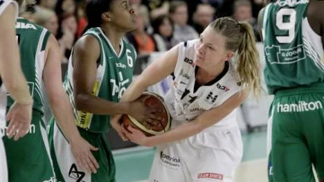 Josefin Olheim kom till Luleå Basket inför den här säsongen, målsättningen var SM-guld. Men det blev förlust i tre raka matcher i finalen mot Telge. Leah Metcalf, som kämpar med Josefin om bollen, fick pris som ligans bästa spelare. Hon ledde laget även i går - men hon kunde ha spelat med Luleå Basket. (Arkivfoto)
