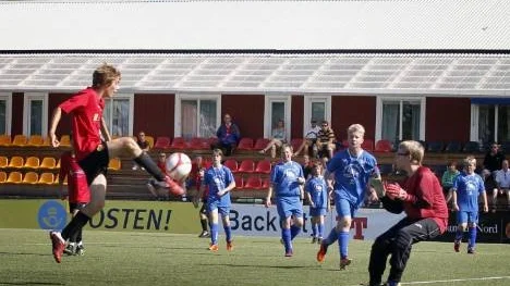 Giovanni Ferrari (till vänster) gör sitt tredje mål i matchen med en läcker volley. Lucas Gardfjäll i Arvidsjaurs mål hade fullt upp med att stoppa de italienska anfallarna.
