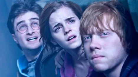 För sista gången gör Daniel Radcliffe, Emma Watson och Rupert Grint rollerna som Harry, Hermione och Ron. Sedan debuten i "Harry Potter och de vises sten" för tio år sedan har de utvecklats till riktiga skådespelare.