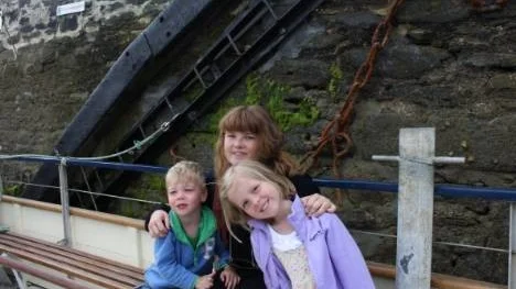 Stina Bergdal tillsammans med barnen i familjen som hon både bodde och arbetade hos under ett helt år.