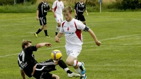 De båda lagkaptenerna Robert Lundström, Lillpite, och Andreas Karlsson, Alterdalen, i kamp om bollen.