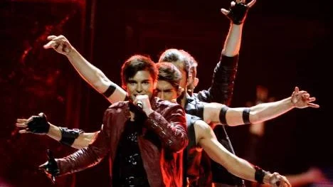 Eric Saade lyckades ta sig vidare till final i Schlager-EM. Efter en nervkittlande semifinal på torsdagen är han nu kvalificerad och kan kämpa om segern på lördag.