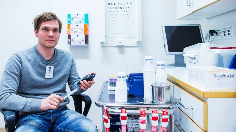 Långt upp i åldrarna. Markus Boman, överläkare i psykiatri, ser ibland hur äldre människor som läggs in för andra åkommor utvecklar absinenssymtom. Det kan vara personer som druckit länge i ensamhet, utan kontakt med beroendevården.