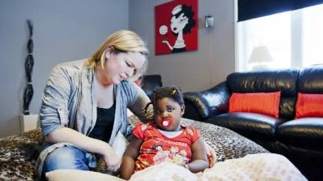 Ninna Berglund hoppas på ett småsyskon till dottern Nellie, 3 år. I dagarna har familjen skickat in ansökan om att adoptera från Colombia.