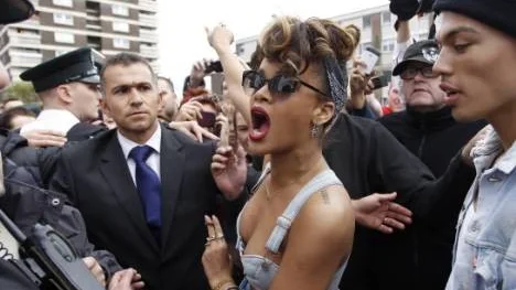 Rihanna omringad på Irland.