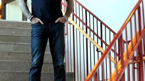 Patrik Sjöberg kom för ett år sedan ut med sina memoarer som bland annat innehöll avslöjandet att han i unga år blivit sexuellt utnyttjad av sin tränare och styvfar. "Nu är han död, men jag kommer aldrig att förlåta honom det han gjorde mot mig", säger Patrik.