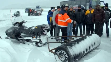 Sådana här ekipage används för fullt på isarna i Arjeplog. Den isolerande snön ska trampas ihop så att isen kan växa till.