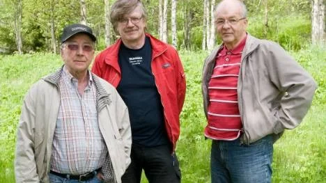 Centerpartiets Bo Lundmark, Lennart Wigenstam och Sven-Olov Granlund efterlyser klara direktiv från kommunen om skolan i Moskosel. "Om det hela tiden finns en hotbild går det inte för arbetsgruppen i byn att tänka på utveckling", säger Sven-Olov Granlund.