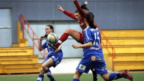 Piteå IF fick en flygande start i cupen, vinst mot Sunnanå med 2-1. Här är det Hanna Pettersson som tar sig fram mellan två Sunnanåspelare.