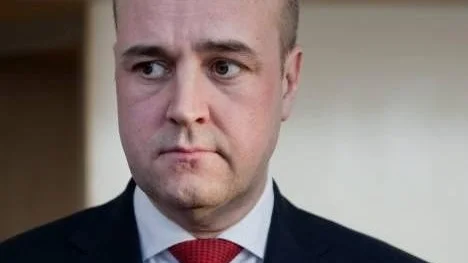 Moderatledaren Fredrik Reinfeldt flaggar för att människor måste jobba längre, kanske till sjuttiofemårsdagen. Men om fler kommer i jobb kommer också svårigheterna i pensionssystemet att övervinnas. Dagens kris är till stor del ett resultat av den passiva jobbpolitiken.