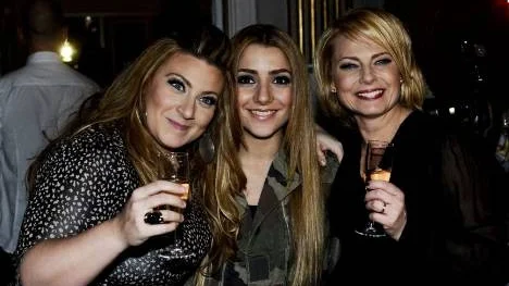 Programledartrion Sarah Dawn Finer, Gina Dirawi och Helena Bergström kan glädja sig åt höga tittarsiffror för den första deltävlingen av Melodifestivalen.
