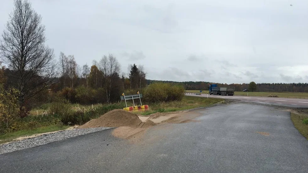 Borta. Trots löften har Månsbyn blivit en busshållplats kortare.