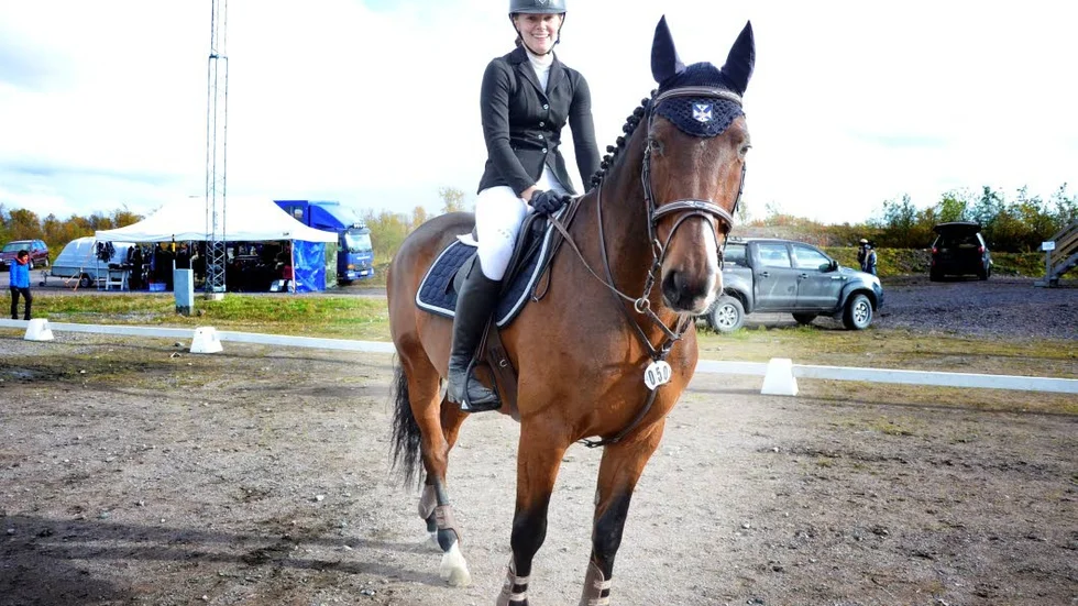 Nöjda. Emelie Lamppa från Luleå ryttarförening med sin Rob Rickey var nöjd efter helgens DM-hoppning i Kiruna.