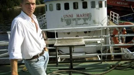 I somras togs denna bilden av Ronny Johansson på sin valskuta. Planerna på ett flytande sommarkafé har nu kantrat. "Vår ambition är att räta upp den på fredag", säger Johansson.