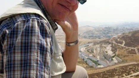 Arvidsjaursprästen Lars-Martin Nygren tjänstgör sedan en månad som följeslagare i Israel och Palestina på uppdrag av Sveriges Kristna Råd och Kyrkornas Världsråd. "Det har varit en månad med väldigt många intryck", säger Nygren som här står med den israeliska bosättningen Maale Adummin i östra Jerusalem i bakgrunden.