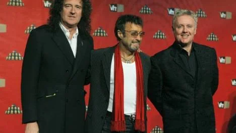 Vill Brian May och Roger Taylor göra plattor med Paul Rodgers (mitten), borde det göras under annat namn. Så mycket skiljer sig "The cosmos rocks" från "riktiga" Queen.