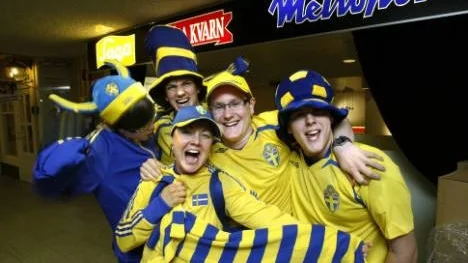 Här är supporterfemman som laddar för EM-fest på bio-duken i Piteå: Längst fram står Jessica Nilsson flankerad av, från vänster, Jens Lindman, Daniel Vikberg, Marcus Sandén och Mikael Olsson.