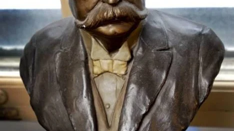 "Jag brukar  passera Hjalmar Brantings grav och det händer att jag stannar till och säger hej. Det händer ibland att jag uppfattar en grymtning som svar".