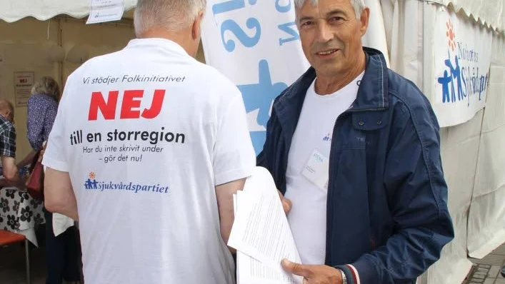 Nej tack. Dan Ankarholm och Johnny Åström samlar in namn på Stora Nolia. Sjukvårdspartiet vill inte se en storregion med norrlandslänen.