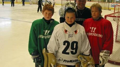 Jobbigt, ⁭en bra är det s⁡mlade omdömet om sommarhockeycampen av Älvsbykillarna Jens Lidström, Tobias Carlzon och Marcus Hardegård, här tillsammans med samordnaren Jonas Carlzon, ungdoms- och ledaransvarig inom ÄIF Hockey. FOTO: Britt  Lindgren Blom