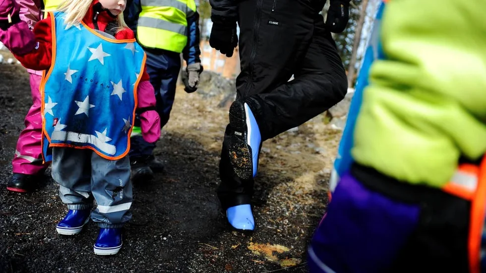 Sliter. Förskolans personal får slita hårt på sina egna kläder i jobbet. Nu utlovas arbetskläder och skyddsutrustning. av Luleås politiker.
Foto: Petra Isaksson