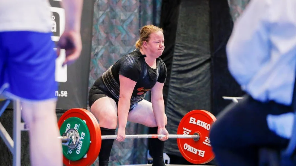 Carolina Hinnerson slet upp 135 kilo i marklyft och säkrade där med SM-bronset.