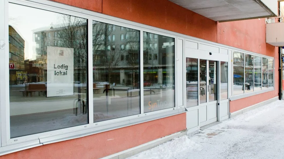 Fortsatt tomt. Butikslokalen på Kungsgatan har stått tom sedan september. Ännu är det inte klart med en ny verksamhet och fastighetsägaren dementerar restaurangryktena.