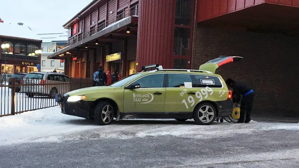 Inte gratis. Luleåföretaget Transport i Norrland kör färdtjänst och sjukresor åt Regionala kollektivtrafikmyndigheten och för tillfället ska resorna vara gratis för kunderna men ändå är det kunder som har fått betala den så kallade egenavgiften.