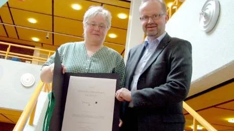 jämställdhetspris. "Traditionen att pojkar gått från grundskolan direkt till jobb medan flickor studerat vidare måste förändras. Att jämställdhetspriset går till Jokkmokk som är ledande i det arbetet känns bra, det är bra att fler bilder av Norrbotten visas", säger Stefan Tornberg, centerpartiets riksdagsledamot som överlämnade diplom och ära till kommunen som emottogs av Kerstin Fors Mattson, pedagogisk utvecklare.Foto: AGNETA NYBERG