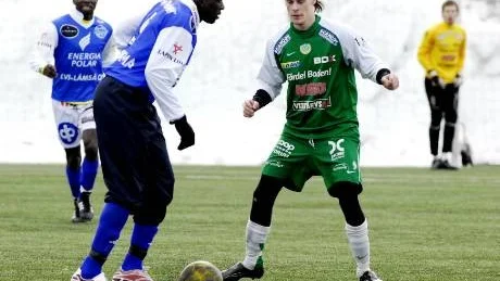 bakåt. På grund av Bodens skadebekymmer tvingades Johan Isaksson spela i backlinjen mot Valsta Syrianska.  Foto: IDA AXELSSON