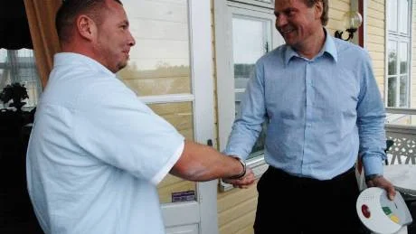 ÖVERENS. Steve Russel från Cirrus Communications i England skrev under torsdagen under affären med Caretechs exportchef Stefan Andersson. Foto: GRETA SKÖLD