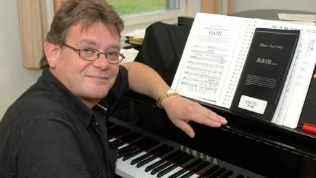 PREMIÄR. Snart är det dags för premiären av Mikael Långs uppsättning av Hair för den svenska publiken. "Jag har arrangerat om musiken en hel del mot originalet. Det är mycket tyngre och fläskigare, med många gitarrer", säger Mikael Långs.