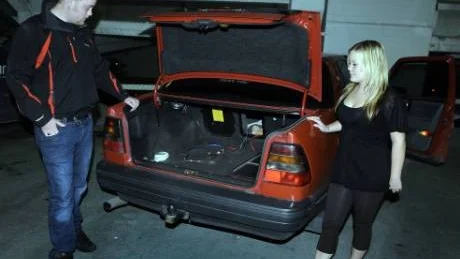 MITT PÅ DAGEN. I tisdags parkerade de sin röda Saab 9000 av 1991 års modell på plan fem i Smedjans P-hus i centrala Luleå. Klockan var 12 på dagen. När Carolina Sundlöf, 17 och Alexander Sandberg, 19 kom tillbaka efter ett par timmar upptäckte de att någon eller några personer som inte kan skilja på mitt och ditt hade gjort inbrott i bilen.Foto: BERNDT DIMEUS