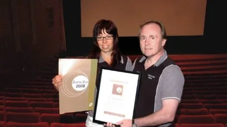 FIRANDE PÅ GÅNG. Än har de inte bestämt hur, men att utmärkelsen Årets bio ska firas med biografpersonalen är helt klart, lovar biografansvariga Anneli Grönberg och Folkets hus chef Janne Bäcklund. Foto: LINDA KASK