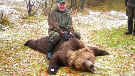 200 KILO. Det är ingen liten nalle som skjuits i Masugnsbyn. Bror Flygare uppskattar att den skjutna björnen väger över 200 kilo.