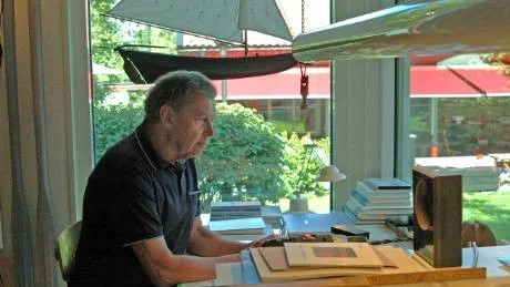 Åror på väggen och båtar i fönstret. Hav, fiske och kustlandskapet kommer igen i allt han gör. Sture Berglund har målat, tecknat och formgivit i cirka 50 år. Foto: Stina Brolin Bergman